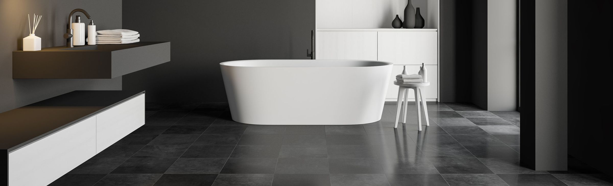 Modernes Badezimmer mit freistehender Badewanne vor weißem Regal und dunklen Wänden und Boden