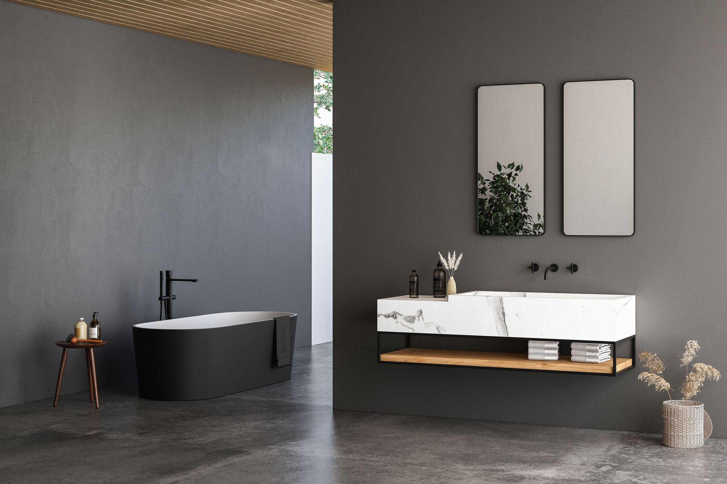 Schwarze freistehende Badewanne mit schwarzem Wasserhahn neben kleinem Holztisch und weißer Wand mit hängendem Waschbecken aus Marmor und zwei rechteckigen Spiegeln